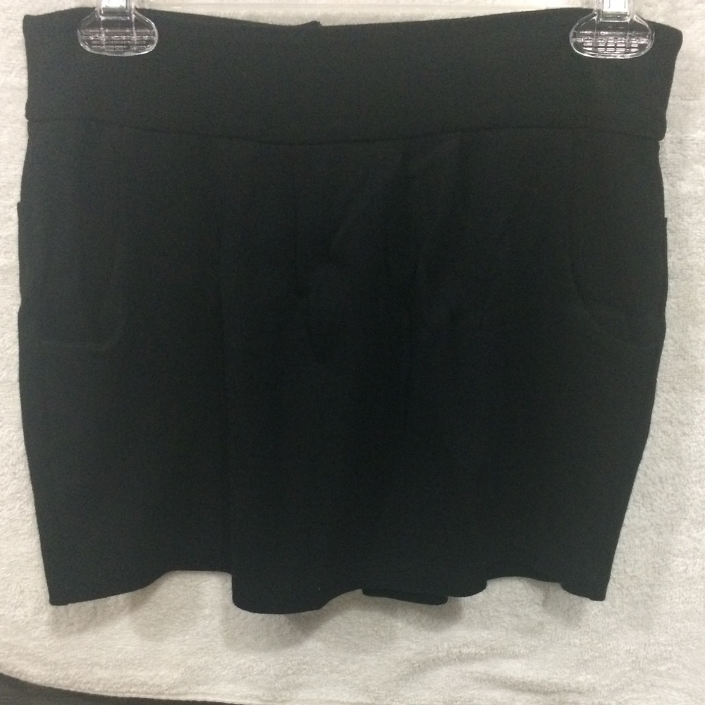 Black GUESS mini skirt 🎱